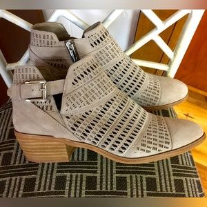 Vince Camuto Paavani dark beige ankle bootie size 10 women’s